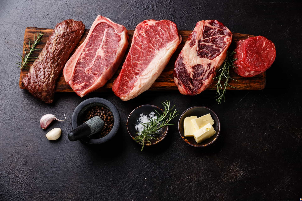 Одним из ключевых продуктов в рационе Paleo-диеты является мясо. Это насыщенный источник белка, который играет важную роль в формировании и поддержании здорового организма. Благодаря мясу мы получаем необходимые нам аминокислоты, витамины и минералы. Кроме того, мясо является отличным источником энергии, что особенно важно для активного образа жизни.