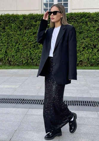 Сияющая юбка&nbsp;&mdash; мастхэв зимы-2025: где купить самую красивую и недорогую