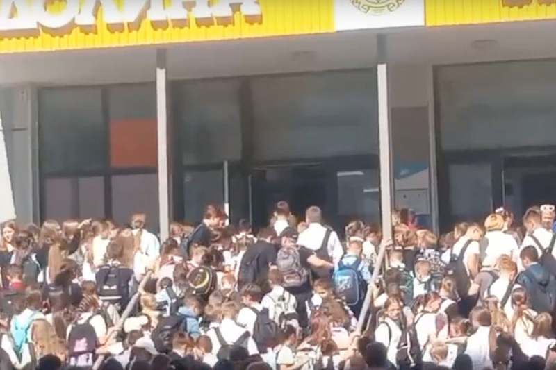 Власти Волгограда объяснили давку во время пересменки в школе